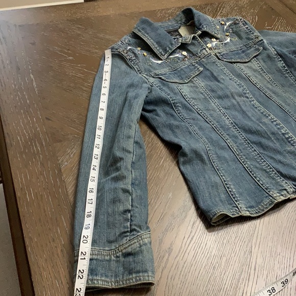 Brandon Thomas blue medium wash denim jean jacket with decorative beading - Picture 17 of 17